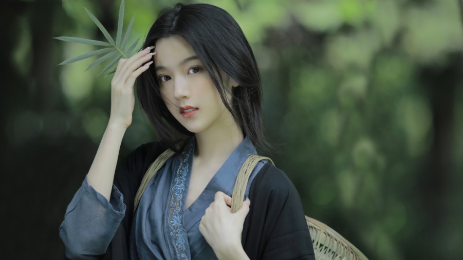 两性海报视觉​‌‍传达中的情感与艺术